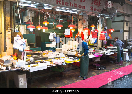dh Market shop CAUSEWAY BAY HONG KONG Fish market stall owners fish stalls chinese food stand china Stock Photo