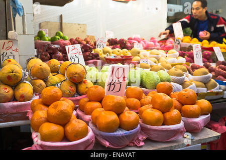 dh Fruit market stall CAUSEWAY BAY HONG KONG Chinese market stall fresh fruit display price tags market goods tag Stock Photo