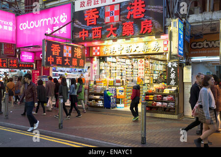 dh Shop CAUSEWAY BAY HONG KONG Chinese chemist store hong kong street scene night Stock Photo