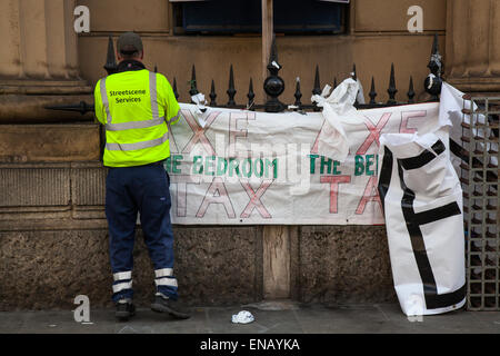 Liverpool, Merseyside, 1st May, 2015. Taking down Banners Homeless Demonstrators occupying old Bank of England Building in Castle Street. In new tactics today Merseyside Police issued Dispersion Orders to sympathisers providing food and water to the occupiers of the old Bank. The so called Love Activists are resisting a planned eviction from a historic former Liverpool city centre building which they occupied and turned into an illegal homeless shelter.  Credit:  Mar Photographics/Alamy Live News Stock Photo