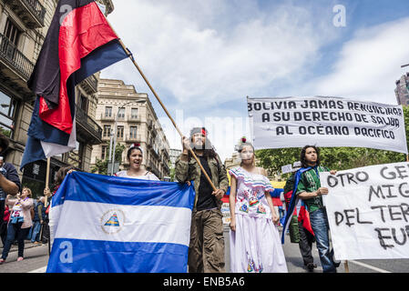 Barcelona, Spain. 1st May, 2015. Uruguayan immigrants protest economic precariousness during the labor day demonstration in Barcelona. 1st May, 2015. Credit:  Matthias Oesterle/ZUMA Wire/ZUMAPRESS.com/Alamy Live News Stock Photo