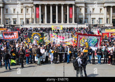 London, UK. 1st May, 2015. Hundreds of workers and Trade Unionists from across the UK are joined by Turks, Kurds and anti-capitalists as they march through London on May Day. PICTURED: Hundreds of marchers crowd into Trafalgar Square. Credit:  Paul Davey/Alamy Live News Stock Photo