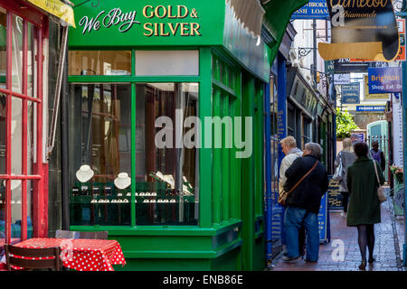 People Looking At The Jewellery Shops In The Lanes, Brighton, Sussex, UK Stock Photo