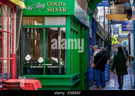 People Looking At The Jewellery Shops In The Lanes, Brighton, Sussex, UK Stock Photo