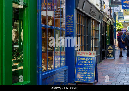 People Looking At The Jewellery Shops In The Lanes, Brighton, Sussex, UK Stock Photo