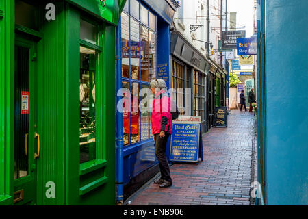 People Looking At The Jewellery Shops In The Lanes, Brighton, Sussex, UK Stock Photo