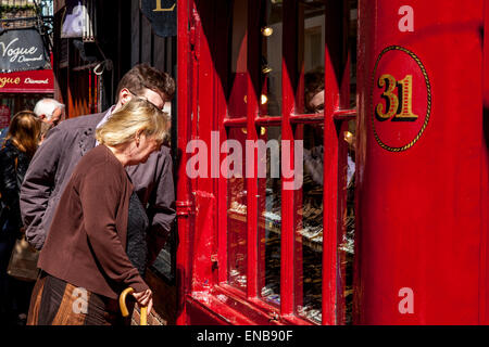 People Looking At The Jewellery Shop Window Displays, The Lanes, Brighton, Sussex, UK Stock Photo