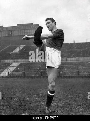 Manchester United footballer Bill Foulkes during a training session. March 1957 Stock Photo