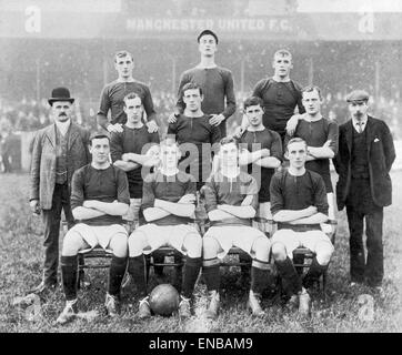 Manchester United team pose for a group photograph at Bank Street before the 1905 - 1906 season. Back Row left to right: Alec Downie, H Moger, R Bonthron. Middle row: J E Mangnall (secretary), J Picken, C Sagar, T Blackstock, J Peddie and F Bacon (trainer Stock Photo