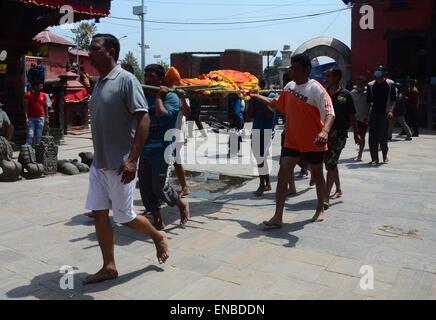 Kathmandu, Nepal. 01st May, 2015. People carrying dead bodies for mass cremation, died in an earthquake at Pashupatinath, Kathmandu. Credit:  Prabhat Kumar Verma/Pacific Press/Alamy Live News Stock Photo
