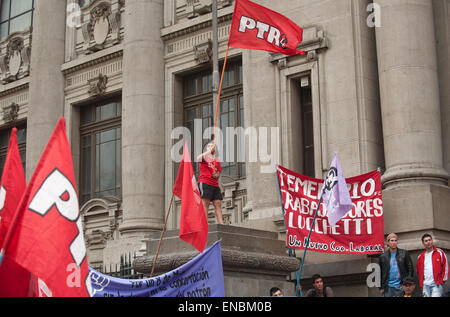 Santiago. 1st May, 2015. A demonstrator holds a flag during a march organized by United Union of Workers and the Confederation of Chilean Students in Santiago, capital of Chile, on May 1, 2015, the International Workers' Day. © Jorge Villegas/Xinhua/Alamy Live News Stock Photo