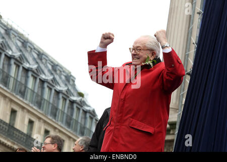 Paris, France. 01st May, 2015. France's far-right political party Front National president (FN) Marine Le Pen arrive on stage during the annual party's rally in honor of Jeanne d'Arc (Joan of Arc) © Nicolas Kovarik/Pacific Press/Alamy Live News Stock Photo