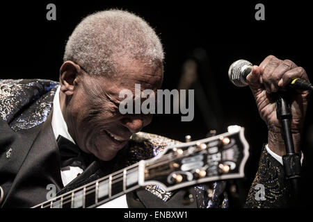 File. 1st May, 2015. Blues legend B.B. KING has entered into hospice care Friday at his home in Las Vegas. The 89-year-old musician posted thanks on his official website for fans' well-wishes and prayers after he returned home from a brief hospitalization, said L. Toney, King's longtime business manager and current power-of-attorney. Pictured: Feb 26, 2013 - California, U.S. - Blues guitar legend B.B. KING performs live at the sold-out Golden State Theatre. © Jerome Brunet/ZUMAPRESS.com/Alamy Live News Stock Photo