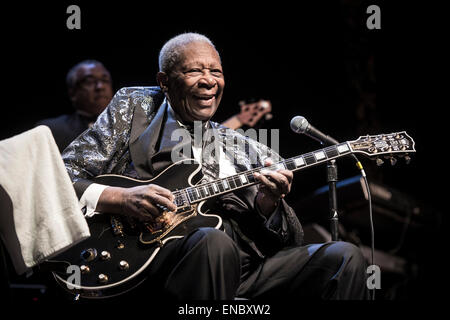 File. 1st May, 2015. Blues legend B.B. KING has entered into hospice care Friday at his home in Las Vegas. The 89-year-old musician posted thanks on his official website for fans' well-wishes and prayers after he returned home from a brief hospitalization, said L. Toney, King's longtime business manager and current power-of-attorney. Pictured: Feb 26, 2013 - California, U.S. - Blues guitar legend B.B. KING performs live at the sold-out Golden State Theatre. © Jerome Brunet/ZUMAPRESS.com/Alamy Live News Stock Photo