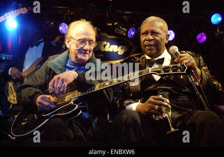 File. 1st May, 2015. Blues legend B.B. KING has entered into hospice care Friday at his home in Las Vegas. The 89-year-old musician posted thanks on his official website for fans' well-wishes and prayers after he returned home from a brief hospitalization, said L. Toney, King's longtime business manager and current power-of-attorney. Pictured: Jun. 17, 2003 - New York, New York, U.S. - Les Paul and B.B. King at King's Bar And Grill 3rd Anniversary. © John Krondes/Globe Photos/ZUMAPRESS.com/Alamy Live News Stock Photo