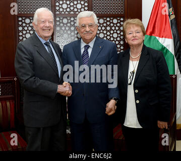 Ramallah. 2nd May, 2015. Palestinian President Mahmoud Abbas (C) shake hands with former U.S. president Jimmy Carter (L) before their meeting in the West Bank City of Ramallah on May. 2, 2015. Credit:  Pool/Xinhua/Alamy Live News