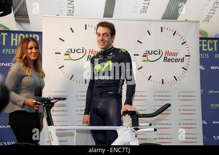 Manchester, UK. 2nd May, 2015. Alex Dowsett's successful attempt on the Hour record at Manchester Velodrome recording a distance of  52.937 km Credit:  Anthony Collins/Alamy Live News Stock Photo