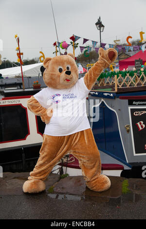 Adult Teddy Bear Costume Big Head Animal Mascot Sports Charity Fancy Dress, Goodwill ambassadors at Skipton, Yorkshire, UK 2nd May, 2015. Sian Jones, The Dancing Teddy Bear, collecting in aid of Cancer Relief at the Skipton Waterways Bank Holiday Festival. A three day Canal boat festival with a theme of Nursery Rhymes with decorated narrow-boats in the marina. The three-day event saw boaters from across the country arrive with themed craft for the annual event. Stock Photo