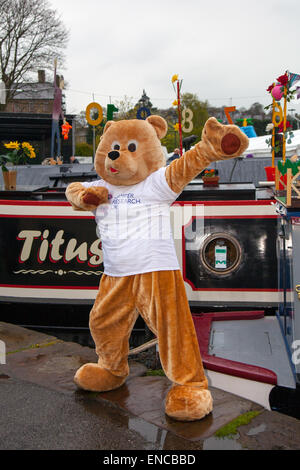 Adult Teddy Bear Costume Big Head Animal Mascot Sports Charity Fancy Dress. American brown bear Goodwill ambassadors at Skipton, Yorkshire, UK 2nd May, 2015. Sian Jones, The Dancing Teddy Bear, collecting in aid of Cancer Relief at the Skipton Waterways Bank Holiday Festival. A three day Canal boat festival with a theme of Nursery Rhymes with decorated narrow-boats in the marina. The three-day event saw boaters from across the country arrive with themed craft for the annual event. Stock Photo