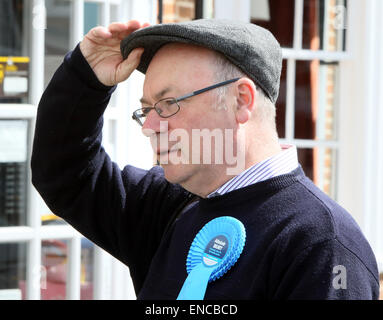 Potton, Bedfordshire, UK. 2nd May, 2015. Current MP for North East Bedfordshire and former Foreign Office minister, Alistair Burt, seen campaigning in his constituency. Potton, Bedfordshire on May 2nd 2015   Credit:  KEITH MAYHEW/Alamy Live News Stock Photo