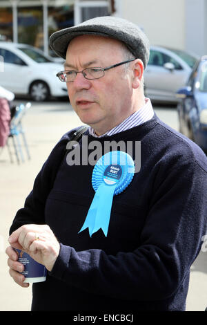 Potton, Bedfordshire, UK. 2nd May, 2015. Current MP for North East Bedfordshire and former Foreign Office minister, Alistair Burt, seen campaigning in his constituency. Potton, Bedfordshire on May 2nd 2015 Credit:  KEITH MAYHEW/Alamy Live News Stock Photo