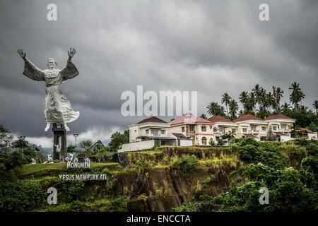 Christ Blessing (in Manado language is Kristus kase Berkat) is a statue of Jesus Christ in Manado City, Indonesia. The structure stands 50 meters (158.3 feet) tall and consists of 20 meters of pedestal and 30 meters of statue. The statue has become a new icon of Manado city and as of 2010, it is Asia’s 2nd tallest and the world’s 4th tallest statue of Christ. (Photo by Garry Andrew Lotulung / Pacific Press) Stock Photo