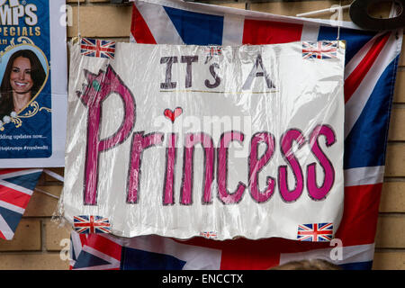 London, UK. 2nd May, 2015.   It's a girl, Super fans make sign for the new princess. Credit:  darren Attersley/Alamy Live News Stock Photo