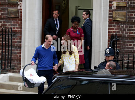 London, UK. 2nd May, 2015. The newborn baby girl makes her first appearance to the public with the Duke of Cambridge and the Duchess outside St. Mary's Hospital in London, on May 2, 2015. Credit:  Han Yan/Xinhua/Alamy Live News Stock Photo
