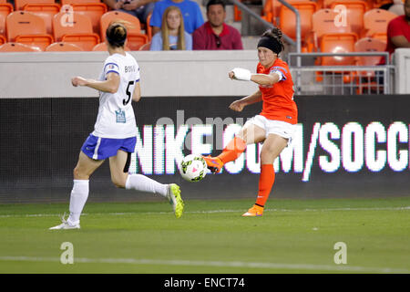 Houston, TX, USA. 02nd May, 2015. Houston Dash defender Ella Masar #30 makes a cross-field pass to a teammate during the NWSL regular season match between the Houston Dash and FC Kansas City from BBVA Compass Stadium in Houston, TX. (Erik Williams/CSM) Credit:  csm/Alamy Live News Stock Photo