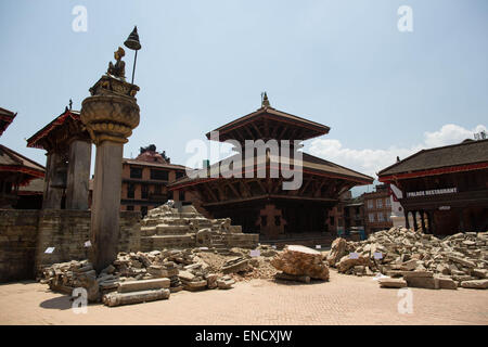 Kathmandu, Nepal. 2nd May, 2015. View of the Bakhtapur Durbar Square Temples one week after the violent earthquake. Credit:  Guillaume Payen/ZUMA Wire/ZUMAPRESS.com/Alamy Live News