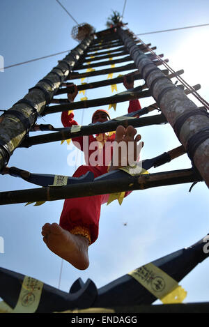 Dingan, China's Hainan Province. 3rd Apr, 2024. Tourists Take Part In A 