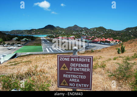 Saint-Barthélemy, Caribbean: the take-off and landing runway of the Gustaf III Airport, the third most dangerous airport in the world Stock Photo