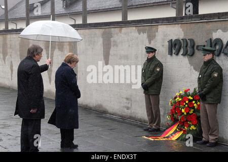 Angela Merkel, the Chancellor of Germany, lays wreath at the Tomb of ...