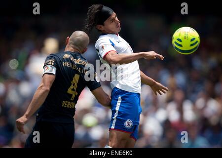 Mexico City, Mexico. 3rd May, 2015. UNAM's Pumas Dario Veron (L) vies with Cruz Azul's Gerardo Flores during the match of Closing Tournament of MX League in the University Olympic Stadium in Mexico City, capital of Mexico, on May 3, 2015. © Alejandro Ayala/Xinhua/Alamy Live News
