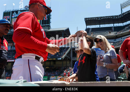 Arlington, Texas, USA. Jul 26, 2018: Texas Rangers second baseman Rougned  Odor #12 works out with a cowboy hat on before an MLB game between the  Oakland Athletics and the Texas Rangers