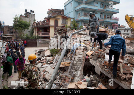 Nepal. 3rd May, 2015. Napoli Army search through the rubble of building for the bodies of four people believed to have died in Kathmandu. A major 7.9 earthquake hit Kathmandu mid-day on Saturday, April 25th, and was followed by multiple aftershocks that triggered avalanches on Mt. Everest that buried mountain climbers in their base camps. Credit:  PixelPro/Alamy Live News Stock Photo