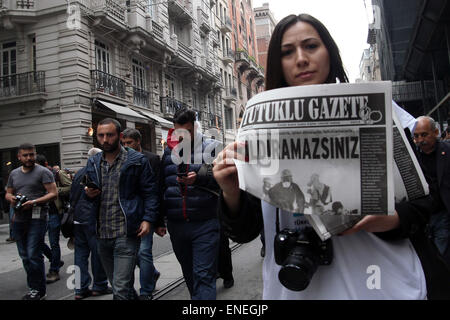 Istanbul, Turkey. 3rd May, 2015. May 3, 2015 - Journalists protested against pressure on the press by the ruling AKP government during World Press Freedom Day in Istanbul. Some 21 journalists are still in incarcerated in Turkey. © Tumay Berkin/ZUMA Wire/ZUMAPRESS.com/Alamy Live News Stock Photo