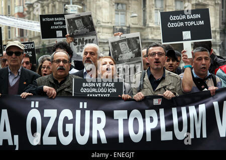 Istanbul, Turkey. 3rd May, 2015. May 3, 2015 - Journalists protested against pressure on the press by the ruling AKP government during World Press Freedom Day in Istanbul. Some 21 journalists are still in incarcerated in Turkey. © Tumay Berkin/ZUMA Wire/ZUMAPRESS.com/Alamy Live News Stock Photo