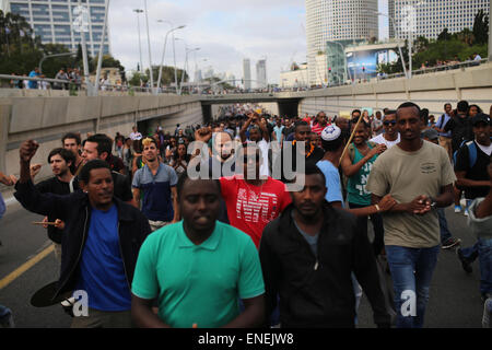 Tel Aviv, Israel. 3rd May, 2015. Israeli Ethiopian protesters attend an anti-racism rally in Tel Aviv, Israel, on May 3, 2015. Thousands of Israeli Ethiopians and their supporters demonstrated in various sites in Tel Aviv Sunday, in protest of police brutality and racism. They blocked major roads, including part of a highway, causing huge traffic jams in central Israel during rush hour. Dozens of people were injured in the Israeli financial capital. © JINI/Xinhua/Alamy Live News Stock Photo