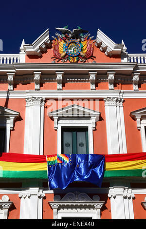 La Paz, Bolivia, 4th May 2015. Bolivia's Maritime Revindication flag hangs on the facade of the presidential palace. The initial hearings for Bolivia's case reclaiming access to the Pacific Ocean against Chile start today in the International Court of Justice in The Hague, and president Evo Morales has declared that all public buildings should fly the flag while they take place. The hearings this week are to debate the Chilean objection that the court doesn't have jurisdiction to judge the case. Credit:  James Brunker/Alamy Live News Stock Photo