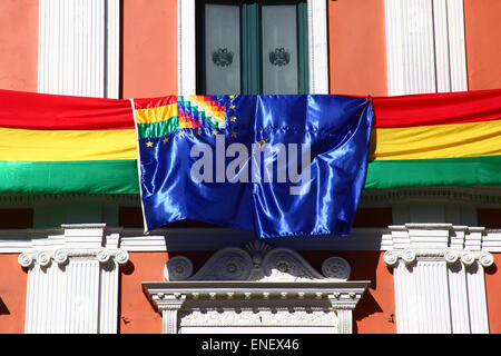 La Paz, Bolivia, 4th May 2015. Bolivia's Maritime Revindication flag hangs on the facade of the presidential palace. The initial hearings for Bolivia's case reclaiming access to the Pacific Ocean against Chile start today in the International Court of Justice in The Hague, and president Evo Morales has declared that all public buildings should fly the flag while they take place. The hearings this week are to debate the Chilean objection that the court doesn't have jurisdiction to judge the case. Credit:  James Brunker / Alamy Live News Stock Photo