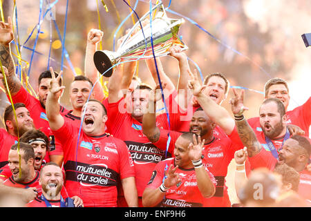 London, UK. 2nd May, 2015. The Toulon team lift the Champions Cup - 2015 European Rugby Champions Cup final - ASM Clermont Auvergne v RC Toulon - Twickenham Stadium - London - 02/05/2015 - Pic Charlie Forgham-Bailey/Sportimage/Cal Sport Media/Alamy Live News Stock Photo