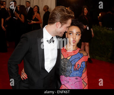 New York, USA . 4th May, 2015. British actor Robert Pattinson and singer FKA Twigs attend the 2015 Costume Institute Gala Benefit celebrating the exhibition 'China: Through the Looking Glass' at The Metropolitan Museum of Art in New York, USA, on 04 May 2015. Photo: Hubert Boesl/dpa/Alamy Live News Credit:  dpa picture alliance/Alamy Live News Stock Photo