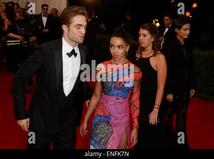 New York, USA . 4th May, 2015. British actor Robert Pattinson and singer FKA Twigs attend the 2015 Costume Institute Gala Benefit celebrating the exhibition 'China: Through the Looking Glass' at The Metropolitan Museum of Art in New York, USA, on 04 May 2015. Photo: Hubert Boesl/dpa/Alamy Live News Credit:  dpa picture alliance/Alamy Live News Stock Photo