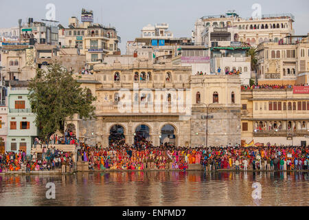 Mewar Festival, a festival women in celebration of Lord Shiva and his wife Parvati at Gangaur Ghat on the banks of Lake Pichola Stock Photo