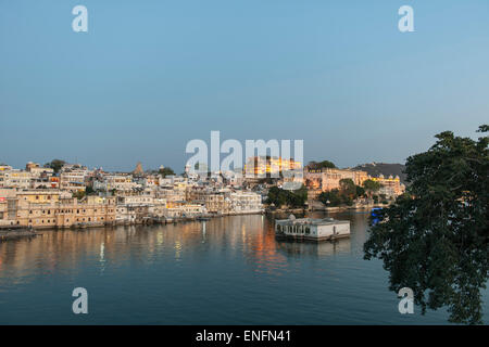 Historic centre and the city palace on Lake Pichola, Udaipur, Rajasthan, India Stock Photo