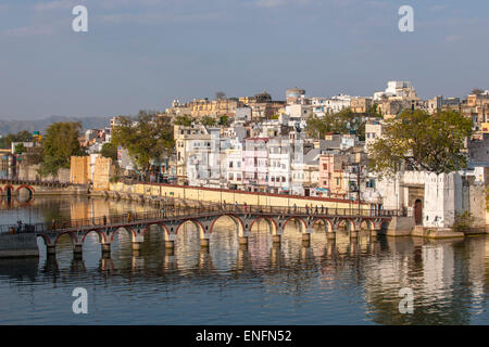 Pedestrian bridge across an arm of Lake Pichola, historic centre, Udaipur, Rajasthan, India Stock Photo