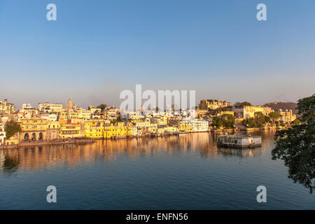 Historic centre and the city palace on Lake Pichola, Udaipur, Rajasthan, India Stock Photo