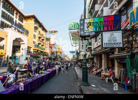 Stalls and tourists in Khao San Road, Krung Thep, Bangkok, Thailand Stock Photo