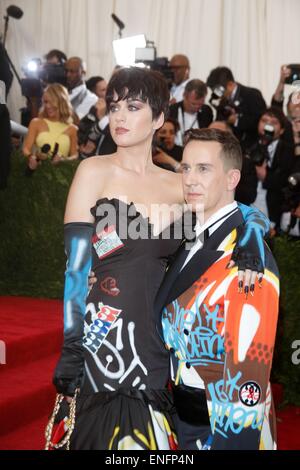 New York, USA . 4th May, 2015. Singer Katy Perry and designer Jeremy Scott attend the 2015 Costume Institute Gala Benefit celebrating the exhibition 'China: Through the Looking Glass' at The Metropolitan Museum of Art in New York, USA, on 04 May 2015. Photo: Hubert Boesl/dpa/Alamy Live News Credit:  dpa picture alliance/Alamy Live News Stock Photo
